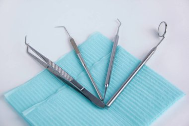 Dişçi için bir grup alet ve aksesuar. Beyaz arkaplanda izole.