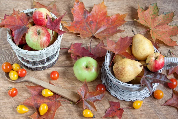 秋はまだ生きてる さまざまな野菜や果物が木製の机の上に横たわっています 収穫後 — ストック写真