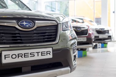 Rusya, İzhevsk - 13 Ağustos 2020: Subaru Forester ve Subaru galerisindeki diğer modern arabalar. Ünlü dünya markası. Prestijli araçlar.