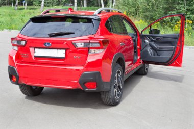 Rusya, İzhevsk - 13 Ağustos 2020: Açık kapılı yeni modern Subaru XV arabası. Geriye ve ileri görüşlü. Ünlü dünya markası. Prestijli araçlar.