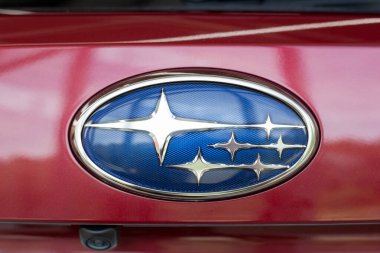 Rusya, İzhevsk - 13 Ağustos 2020: Subaru arabasının logosu galeride sergileniyor. Ünlü dünya markası.