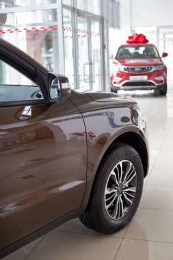 Rusya, İzhevsk - 14 Ağustos 2020: Geely galerisinde yeni modern arabalar. Ön ve yan görüş. Çinli otomobil üreticisi..