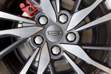 Rusya, İzhevsk - 14 Ağustos 2020 Geely Showroom. Yeni CoolRay arabasının alaşımlı tekerleği. Kesilmiş görüntü. Çinli otomobil üreticisi..