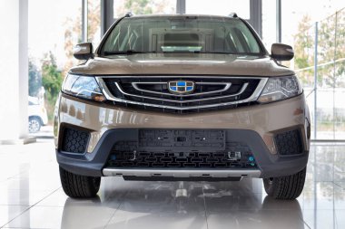 Rusya, İzhevsk - 14 Ağustos 2020: Geely galerisinde yeni modern Emgrand X7. Ön manzara. Çinli otomobil üreticisi..