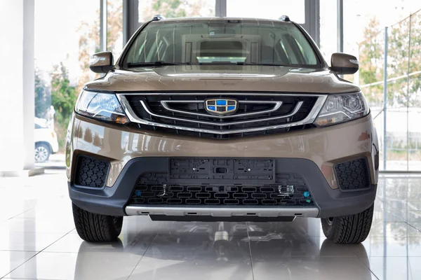 Rusya, İzhevsk - 14 Ağustos 2020: Geely galerisinde yeni modern Emgrand X7. Ön manzara. Çinli otomobil üreticisi..