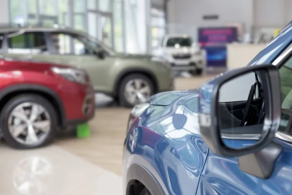 Satıcı galerisinde yeni arabalar. Bokeh efektli temalı bulanık arkaplan. Araba galerisi. Prestijli araçlar.
