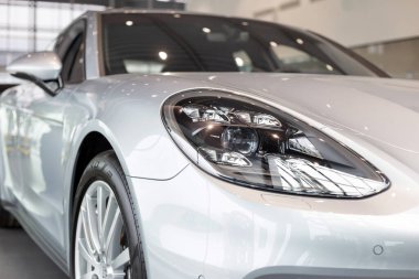 Rusya, İzhevsk - 4 Ağustos 2020: Porsche galerisinde Panamera 4 sınıfı yeni araba. Volkswagen Otomobil Grubu. Prestijli araçlar.