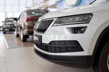 Rusya, İzhevsk - 25 Eylül 2020 Skoda Galerisi. Satıcının galerisinde yeni modern arabalar. Volkswagen Otomobil Grubu. Prestijli araçlar.