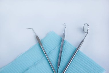 Diş tedavisi için bir grup diş aleti. Beyaz arka planda izole edilmiş. Metnin için boşluk kopyala.