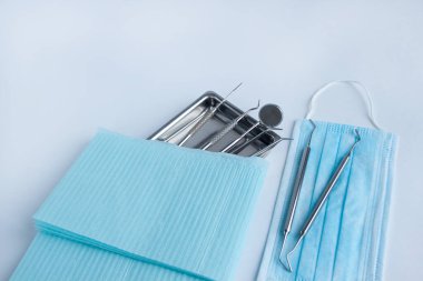 Dişçi için bir grup alet ve aksesuar. Beyaz arka planda izole edilmiş. Metnin için boşluk kopyala.