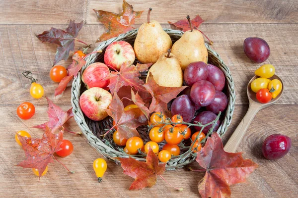 Hojas Arce Manzanas Peras Otros Dones Naturaleza Bodegón Otoño —  Fotos de Stock