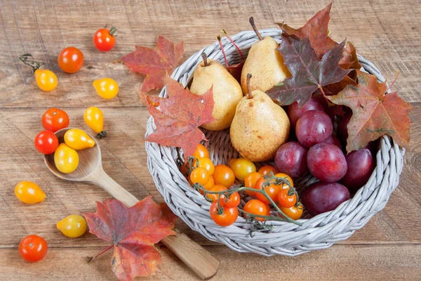 Autumn Still Life Fruits Autumn Leaves Gifts Nature Wicker Basket — Stock Photo, Image