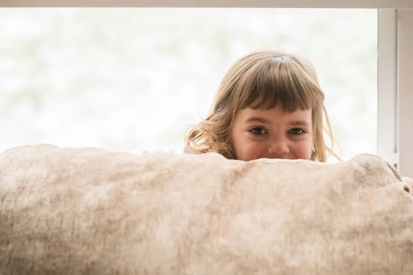 Little Girl Hiding Couch Playing Peekaboo Window Provides Backlight — Stock Photo, Image