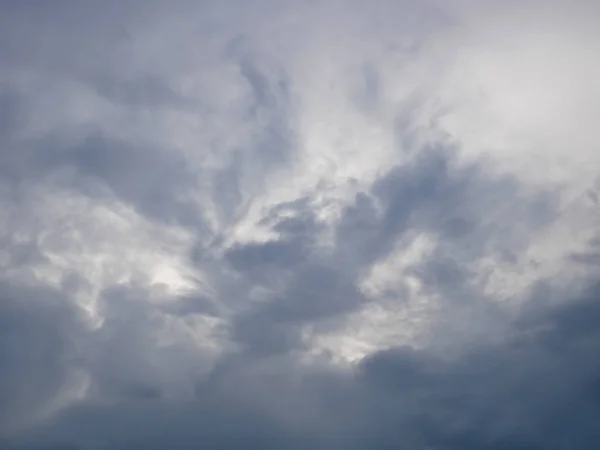 Grijs Blauwachtig Dramatische Cloudscape Met Verschillende Dichtheid Chaotische Onweerslucht — Stockfoto