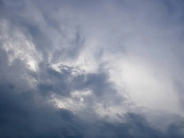 Donkere Lichte Blauwachtige Tragische Cloudscape Met Verschillende Dichtheid Chaotische Onweerslucht — Stockfoto