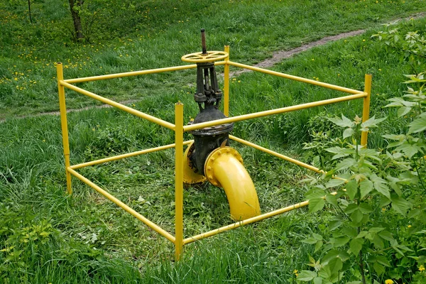 Válvula de gás fora entre grama verde — Fotografia de Stock