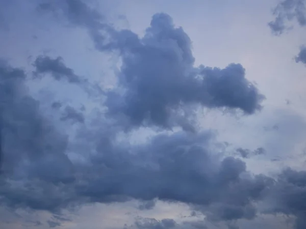 Nuvole drammatiche bluastre — Foto Stock