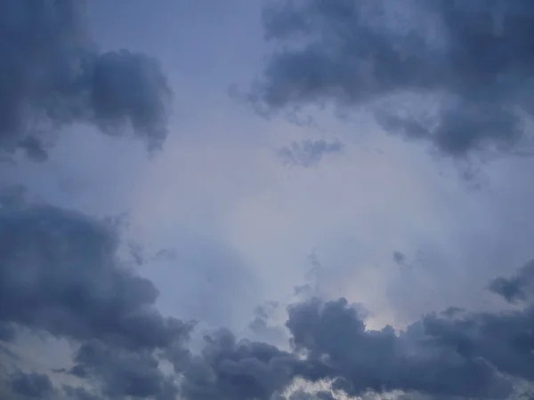 Graue und bläulich-dramatische Wolken — Stockfoto