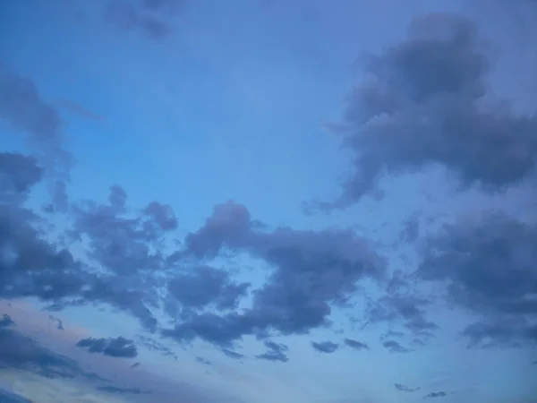 Bläuliche Abendwolken — Stockfoto