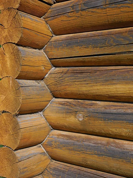 Esquina con grandes troncos de madera al aire libre — Foto de Stock