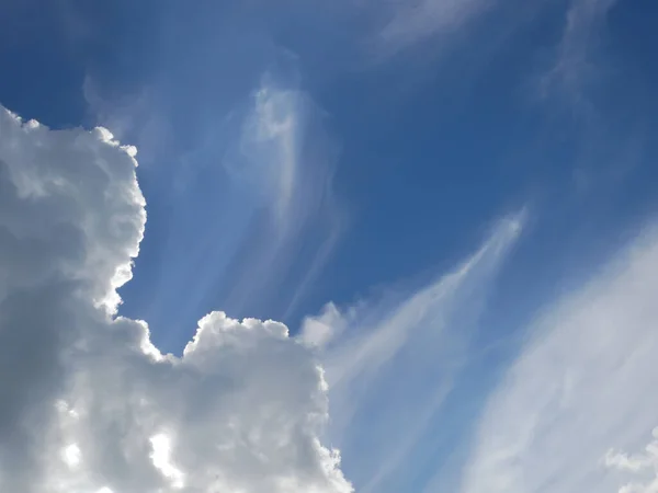 Schöne Wolkenlandschaft Mit Verschiedenen Wolken Vor Blauem Himmel — Stockfoto