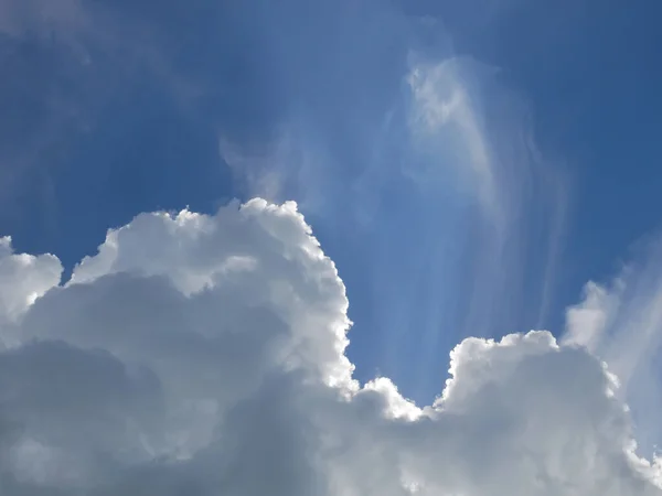 Bela Paisagem Nublada Com Nuvens Brancas Fundo Céu Azul Brilhante — Fotografia de Stock