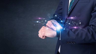 Smartwatch ağ kavramı ile.