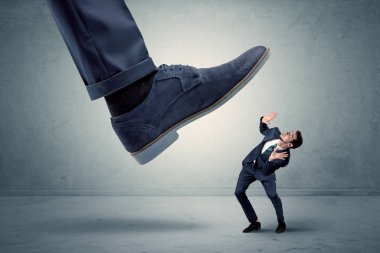 Büyük ayakkabı tarafından ayaklar altına çalışan