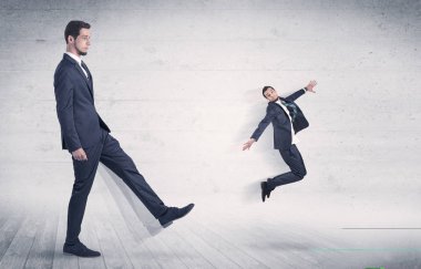 Büyük adam küçük düşürmek arka plan adamla tekme