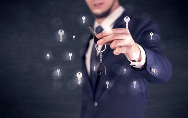 Anahtarlarla anahtarlarını tutan işadamı