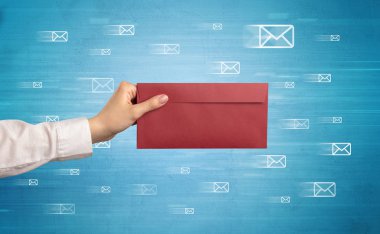 Zarf mesaj sembolleri tutan el