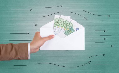 Zarf oklarla tutan el