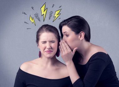 Kız onu kız arkadaşına gizli şeyler söylüyorum