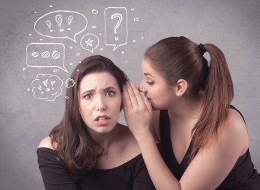 Kız onu kız arkadaşına gizli şeyler söylüyorum