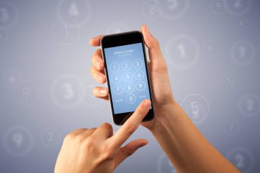 Akıllı telefon tutan bir kadın.