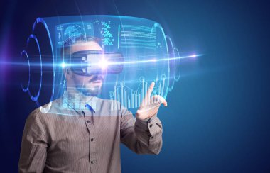 İşadamı ile sanal gerçeklik koruyucu gözlük