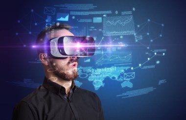 İşadamı ile sanal gerçeklik koruyucu gözlük 