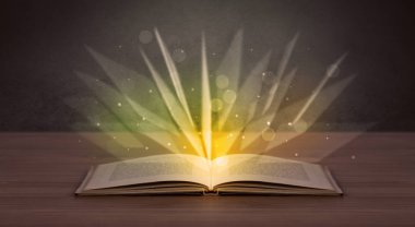 Kitap üzerinde sarı ışık 