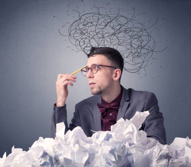 İşadamı buruşuk kağıt üzerinde