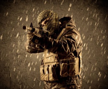 Tehlikeli ağır silahlı terörist asker maskesi grungy yağmurlu zemin üzerine 