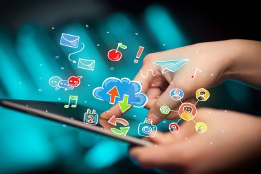 Tablet ile sosyal simgeler dokunmadan parmak