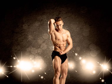 Güçlü seksi erkek vücut çalışıyor.