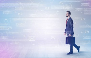 İşadamı ile posta kavramı yürüyüş