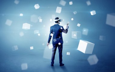 İşadamı vr gözlüğü ve düşen cubes