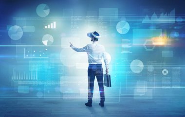 İşadamı vj gözlüklü bir proje denetimi