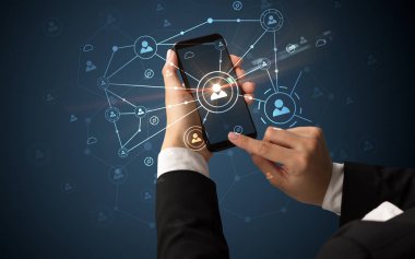 İnsanlar kavramı bağlanmak için Smartphone kullanarak ele