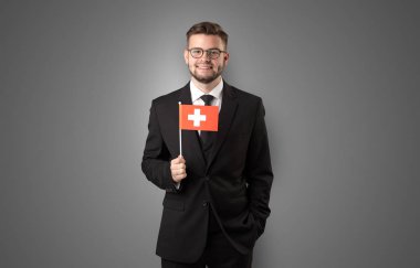 Yakışıklı öğrenci ile ulusal bayrak ayakta