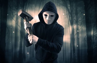 Karanlık gece orman kavram silahlı hitman