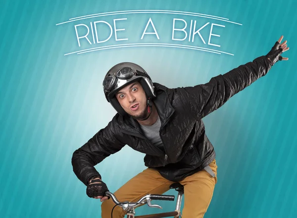Nootachtige wielrenner op zijn fiets — Stockfoto