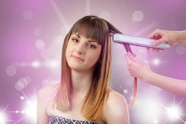 Ritratto giovane donna con concetto di salone rosa lucido — Foto Stock